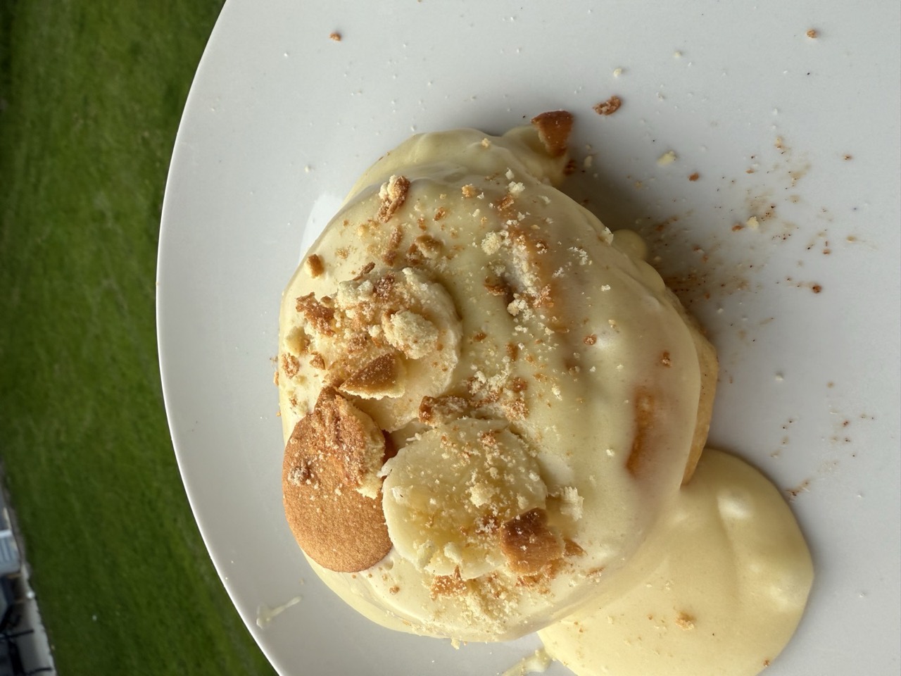 Banana pudding Glaze roll plated fresh